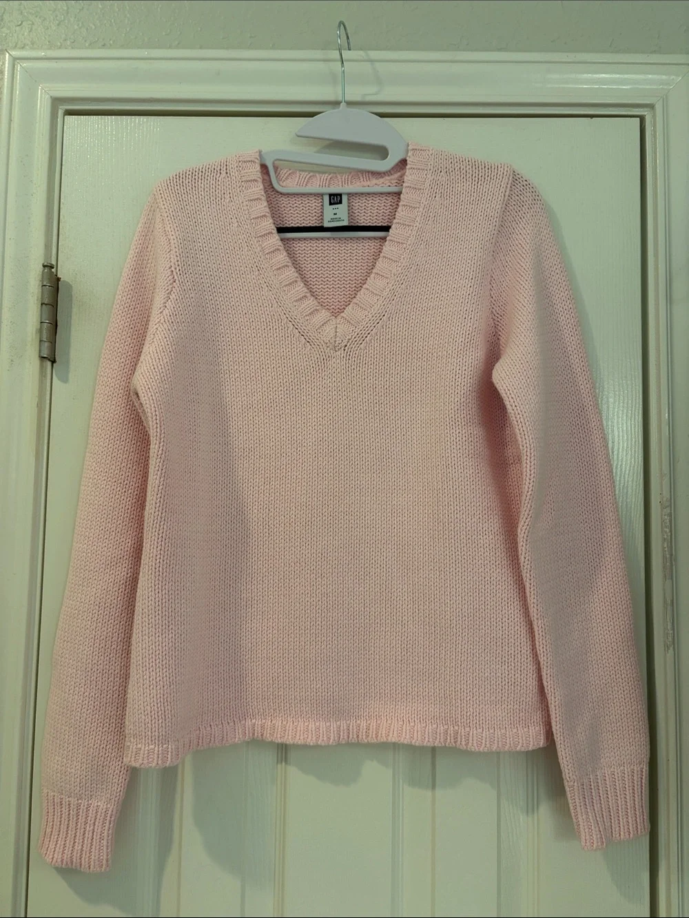 GAP Soft Pink V-Neck Sweater - Picture 1 of 5